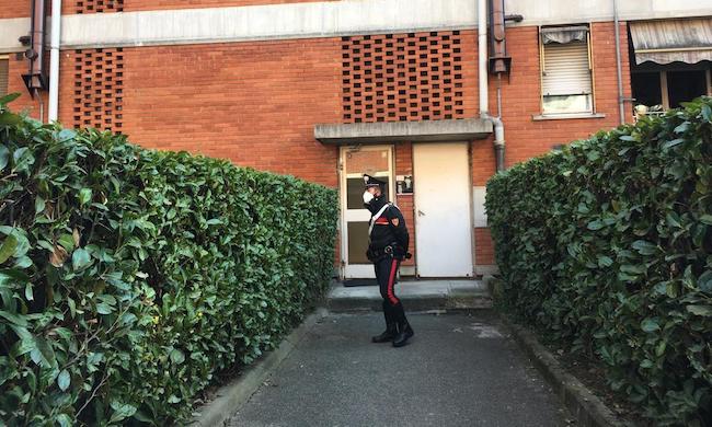 61enne morta in casa con diverse coltellate: i vicini sentono delle grida e chiamano i Carabinieri