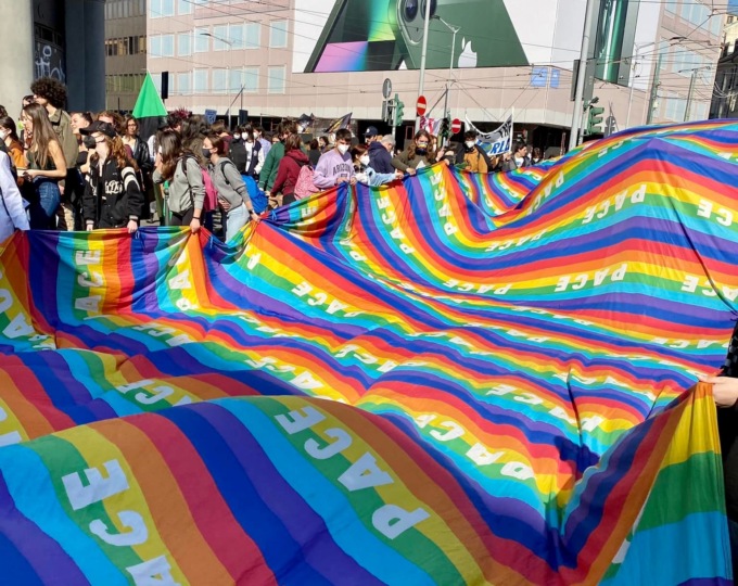 Fridays for future, giovani in corteo a Milano per l’ambiente e contro la guerra