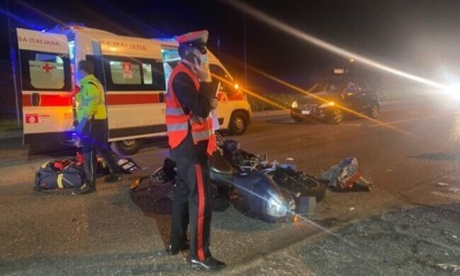 Incidente, motociclista perde il controllo e cade: è grave