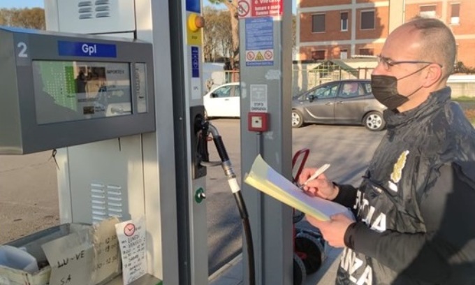 Benzinai “furbetti” facevano la cresta sulla benzina, multati dalla Guardia di Finanza
