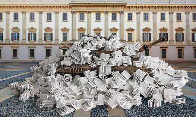 Cosa ci fa un carroarmato “schiacciato” dai libri in Piazza Reale a Milano?