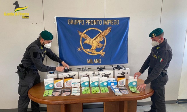 Mascherine e droni venduti con marchio CE contraffatto: maxi sequestro della GdF