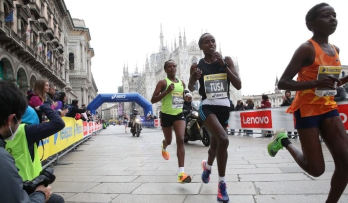 Milano Marathon 2022: 18mila runner si sfidano tra le vie meneghine, lo spettacolo è sempre meraviglioso