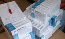 Vendevano antinfiammatori tra biscotti e matite: sequestro in un supermarket cinese a Milano