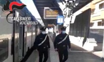 Aggrediscono coetanei in treno, i viaggiatori chiamano i carabinieri e li fanno arrestare