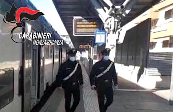 Aggrediscono coetanei in treno, i viaggiatori chiamano i carabinieri e li fanno arrestare