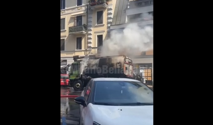 Camion Amsa in fiamme: colonna di fumo nero avvolge Porta Romana