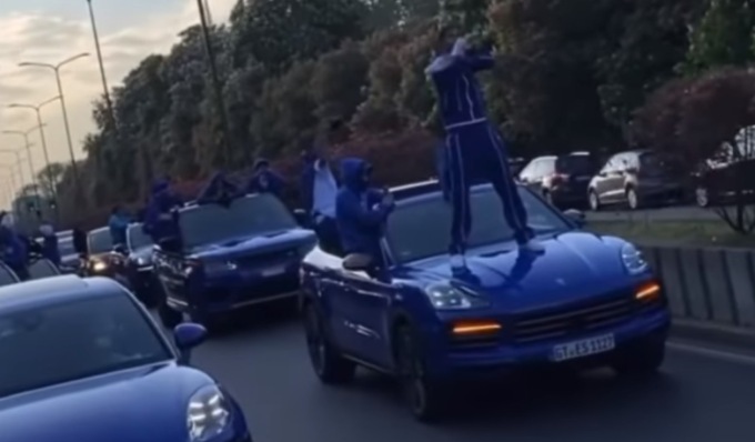 Milano bloccata dall’ennesimo rapper: carovana di suv blu sfila col cantante sul tettuccio