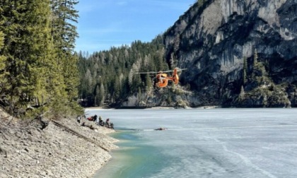 Lago di Braies: cede il ghiaccio, famiglia milanese con un bimbo di 4 mesi cade in acqua