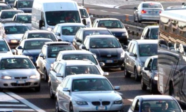 Incidente sulla Tangenziale Ovest: un ferito e traffico paralizzato
