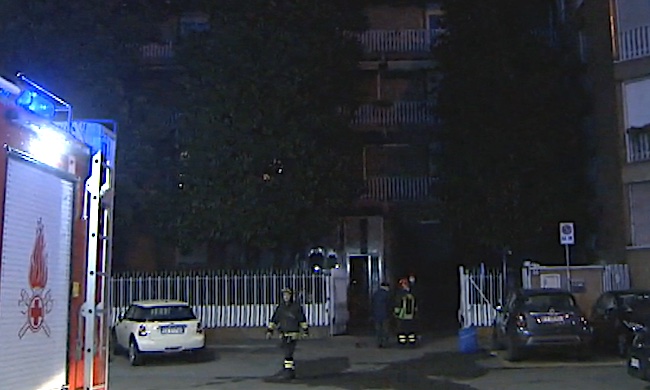 Incendio nella notte in un palazzo vicino alla stazione Centrale