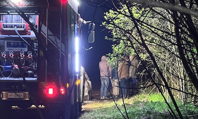 Trovato corpo carbonizzato in auto nel milanese