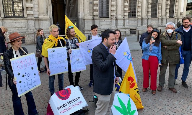Presidio a Palazzo Marino per la liberalizzazione della Cannabis, e il consigliere Nahum si accende una “canna”