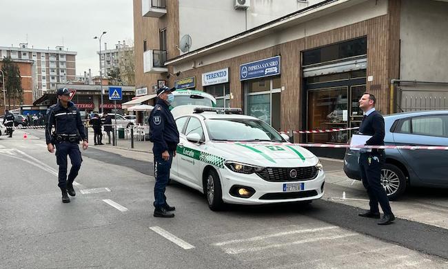 Sparatoria a Rozzano: trovata auto contro un cancello, tracce di sangue e un bossolo