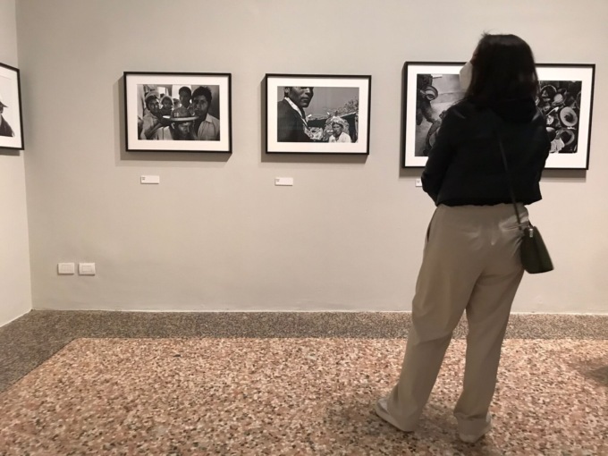 Ferdinando Scianna conquista Milano: il suo mondo in bianco e nero “colora” Palazzo Reale