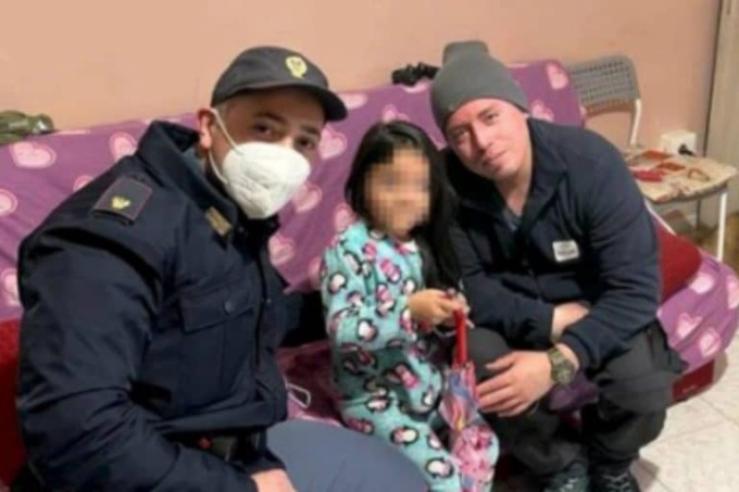Bimba di 5 anni “scappa” da casa e sale sola sul tram per andare dal papà