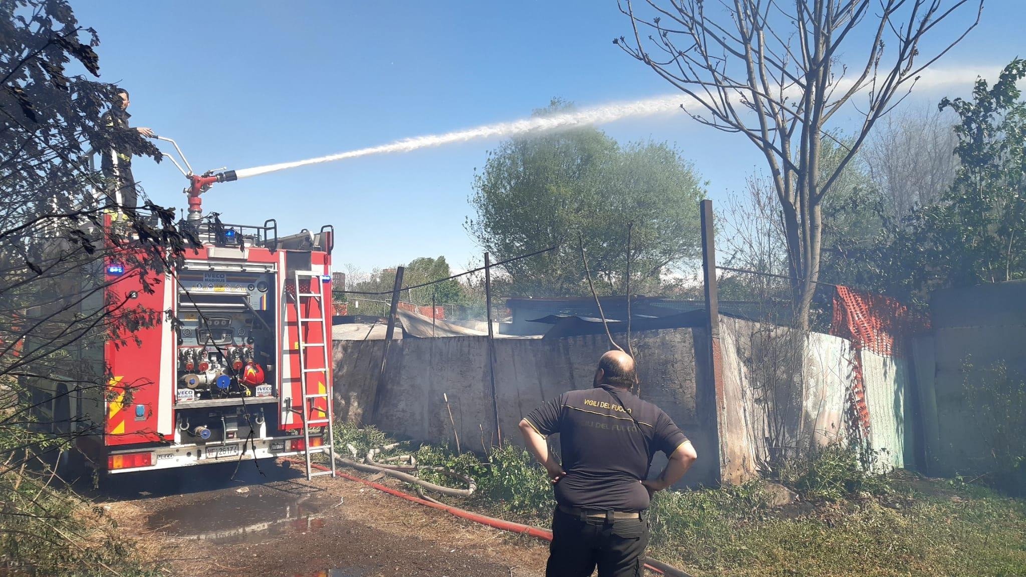 PIAZZA D'ARMI, ANCORA UN INCENDIO IN AREA SGOMBERATA (FOTO 2)