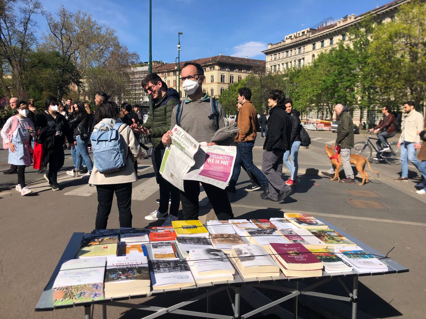 UCRAINA, MANIFESTAZIONE 'ARTISTICA' CONTRO GUERRA IN PIAZZA CASTELLO (FOTO 1)