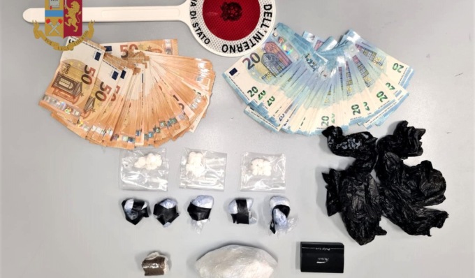 8mila euro in un pacco, lo scambio avviene sotto gli occhi degli Agenti