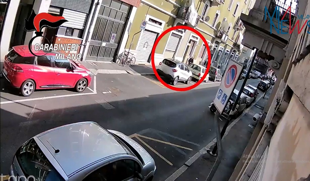 Agili ladri per le vie di Milano: nel giro di pochi minuti rubavano i furgoni