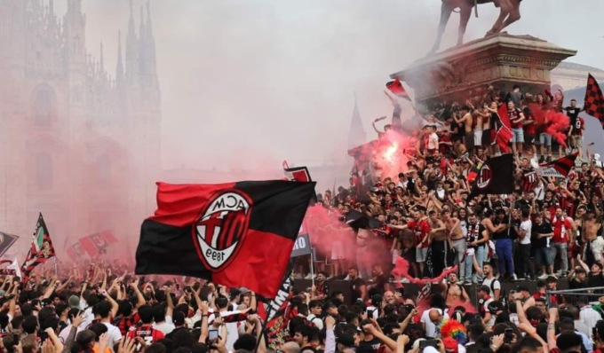 Milano è rossonera, 40mila persone in piazza Duomo (anche senza il maxi schermo)
