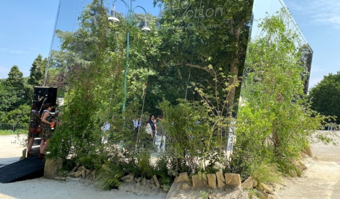 A Milano apre “Reflection”, la casa di specchi per riflettere sullo spreco alimentare