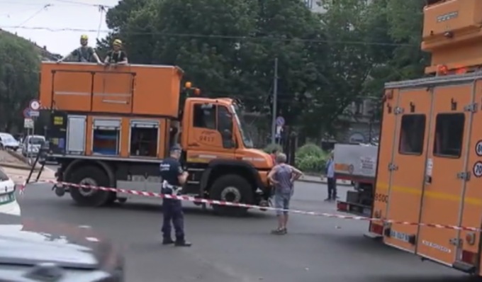 Un camion trancia in pieno i cavi del tram, traffico in tilt a Cadorna