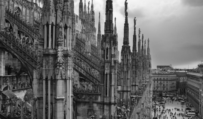 La scalata sul Duomo per un selfie con la Madonnina