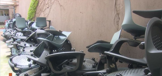 Duecento banchi a rotelle ammassati in cortile, la scuola non sa come “smaltirli”