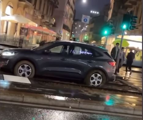Errore nella manovra, automobilista finisce sui binari del tram