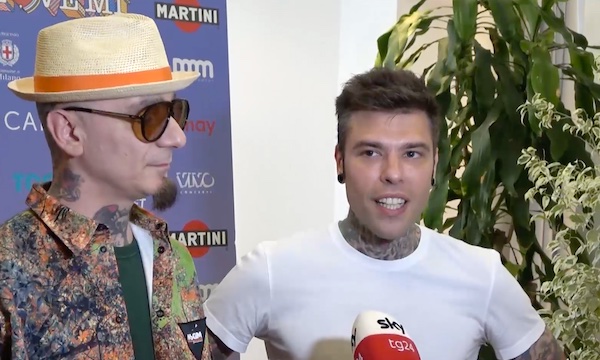 Fedez e J-Ax di nuovo insieme: oggi il concerto ‘Love Mi’ in piazza Duomo, nonostante il temporale