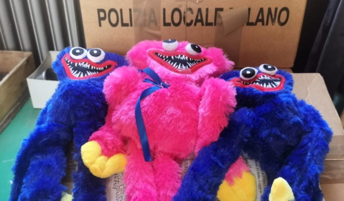 Huggy Wuggy, 500 pupazzi non a norma sequestrati a Milano. Commerciante multato