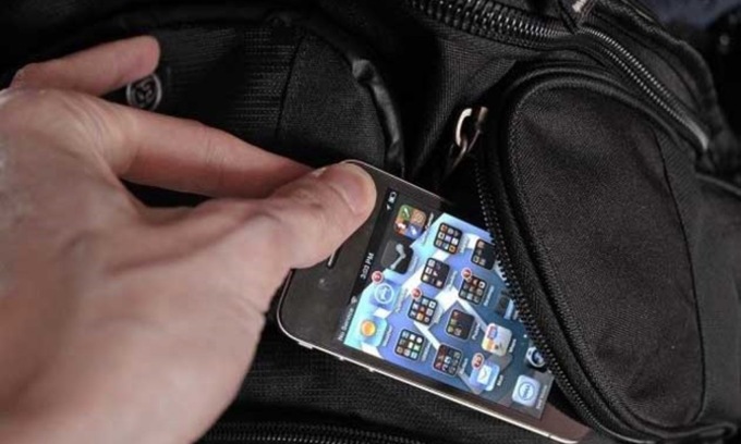 Ladro seriale di telefoni in azione a Milano, nello zaino un ricco bottino