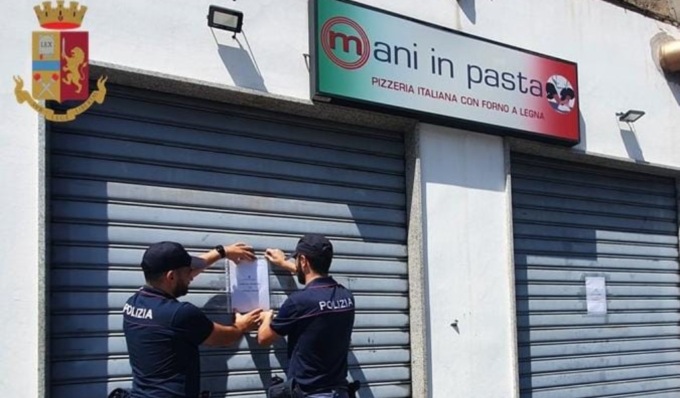 Droga nel locale e troppi contanti rispetto all’incasso dichiarato: chiusa una pizzeria di Milano