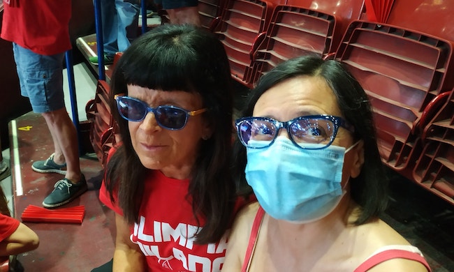 La storia di Silvia, non vedente, che “vede” l’Olimpia Milano al Forum grazie all’amica Roberta