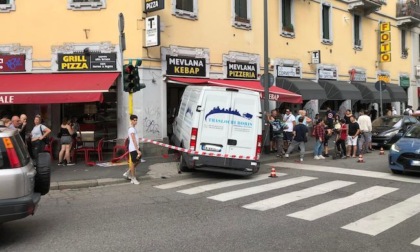 Furgone si schianta contro la vetrina di una pizzeria kebab a Corvetto