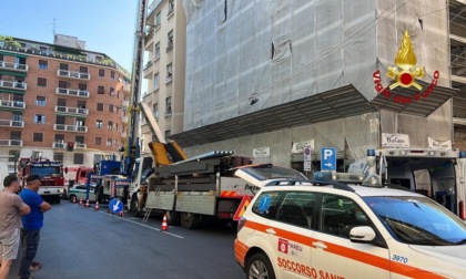 Crollata una gru in via Manfredini: morto un 59enne