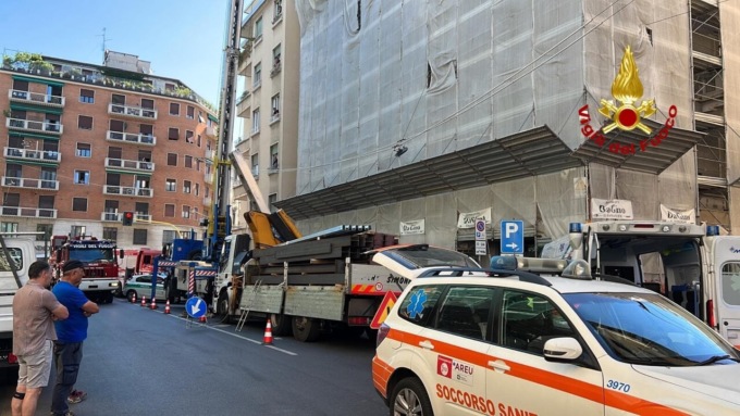 Crollata una gru in via Manfredini: morto un 59enne