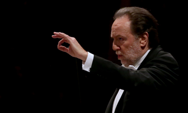 Squilla un telefono alla Scala, il maestro: “Risponda pure, noi riprendiamo dopo”