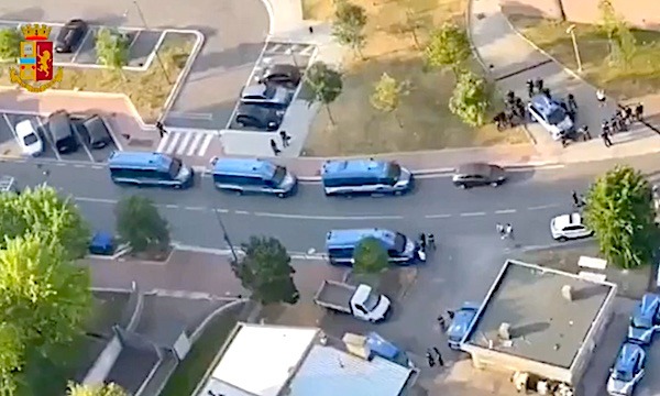 Maxi rissa di via Bolla: Perquisizioni della Polizia alla ricerca di armi