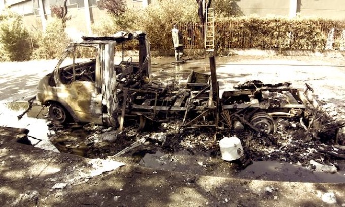 Camper a fuoco a Rozzano, pompiere fuori servizio ha cercato di salvare la coppia