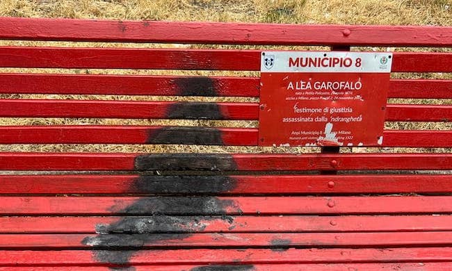 Vandalizzata la panchina rossa dedicata a Lea Garofalo. Forte: “Ora, la cosa più importante è intervenire per l’immediato ripristino”