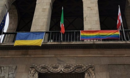 Milano Pride 2022, bandiera arcobaleno sul balcone della sede del Municipio 1