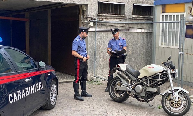 Gratosoglio, scoperto deposito di moto rubate in un box Aler