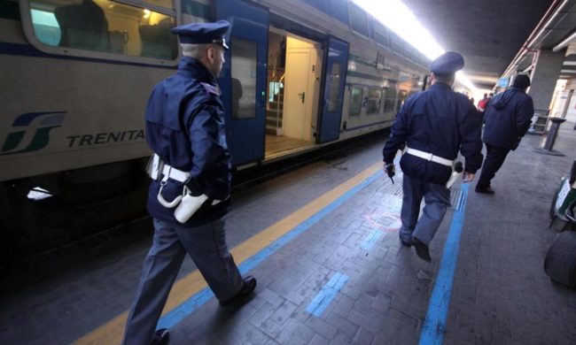 Tre malviventi in azione per derubare coppia di anziani turisti, la Polizia riesce a fermarne uno