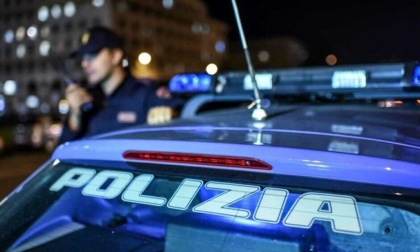 Aggrediti e accoltellati da due rapinatori nella notte in Piazza Carbonari