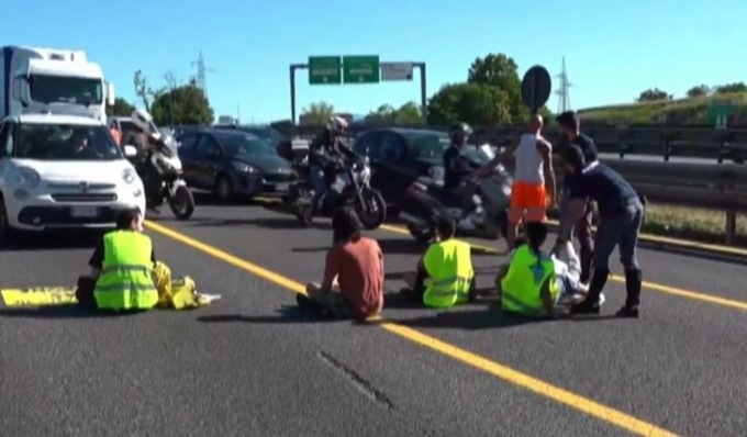 Tangenziale Est bloccata, attivisti si sdraiano in mezzo alla strada contro il cambiamento climatico