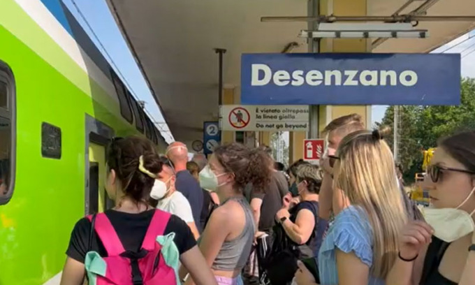 Minorenni molestate sul treno di ritorno da Gardaland: “Ragazze bianche privilegiate, qui non salite”