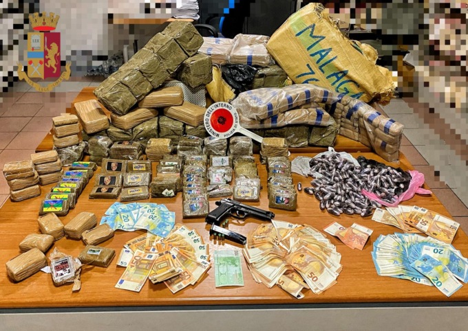 Il fiuto del cane poliziotto è infallibile: trovati oltre 120 chili di droga