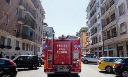 Fiamme da un palazzo in zona Piazza Napoli: 18 evacuati e 8 feriti